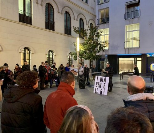 Lectura del Decàleg sobre el sensellarisme a la plaça de la Vila de Badalona