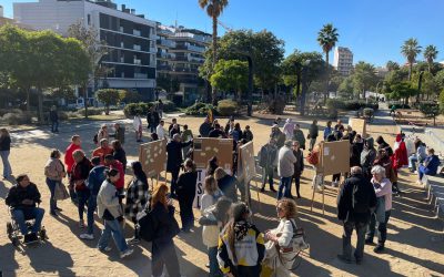 Els testimonis de les persones sense llar protagonitzen l’acte de carrer pel Dia Mundial Sense Llar a Badalona